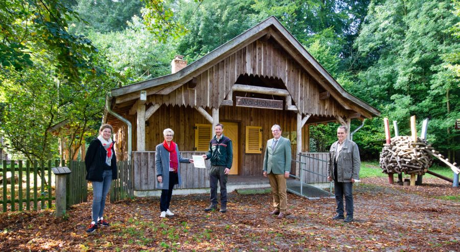 Naturschutz, Umweltbildung und Wirtschaftlichkeit in Einklang bringen: Revierförster Philipp Fortströer, dritter von links, übernimmt das Amt des Revierförsters. Von links nach rechts: Jessica Schütte, Leiterin des Amtes für Umweltschutz und Grünflächen der Stadt Paderborn, Claudia Warnecke, Technische Beigeordnete und Umweltdezernentin der Stadt Paderborn, Michael Beninde, Verbandsvorsteher des Gemeindeforstamtes Willebadessen und Antonius Wiethaup vom Amt für Umweltschutz und Grünflächen der Stadt Paderborn bei der Amtseinführung vor der Waldschule im Waldpark Haxtergrund  Bildnachweis: Amt für Presse- und Öffentlichkeitsarbeit, Kreis Paderborn, Ulrike Sander Naturschutz, Umweltbildung und Wirtschaftlichkeit in Einklang bringen: Revierförster Philipp Fortströer, dritter von links, übernimmt das Amt des Revierförsters. Von links nach rechts: Jessica Schütte, Leiterin des Amtes für Umweltschutz und Grünflächen der Stadt Paderborn, Claudia Warnecke, Technische Beigeordnete und Umweltdezernentin der Stadt Paderborn, Michael Beninde, Verbandsvorsteher des Gemeindeforstamtes Willebadessen und Antonius Wiethaup vom Amt für Umweltschutz und Grünflächen der Stadt Paderborn bei der Amtseinführung vor der Waldschule im Waldpark Haxtergrund  Bildnachweis: Amt für Presse- und Öffentlichkeitsarbeit, Kreis Paderborn, Ulrike Sander